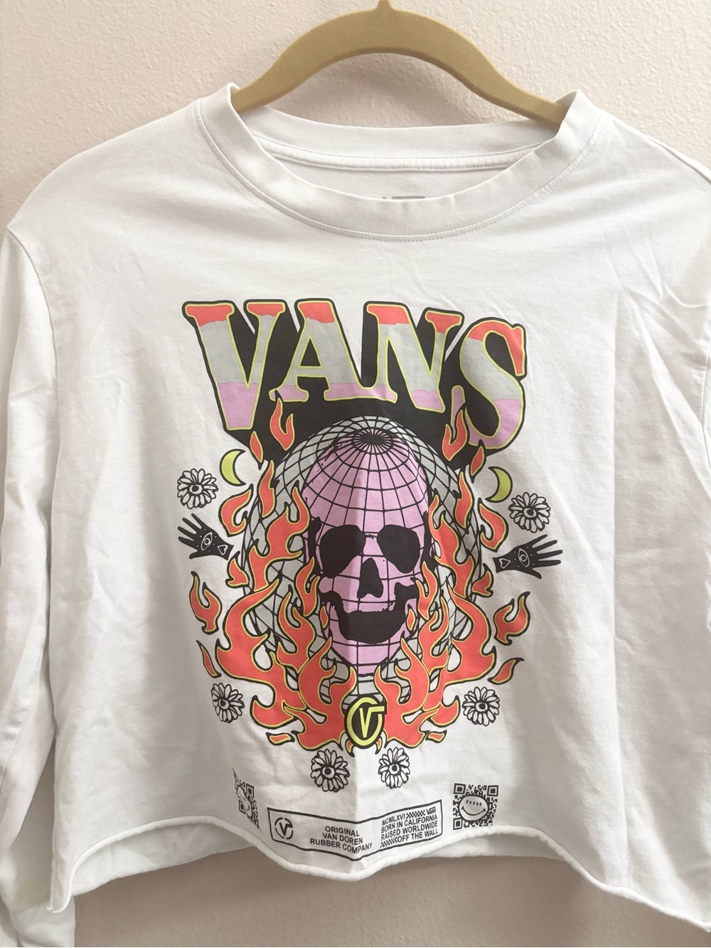 5/$15 🩷 Vans White Cropped Long Sleeve Tee with Pink & Orange Skull Graphic - Picture 4 of 8